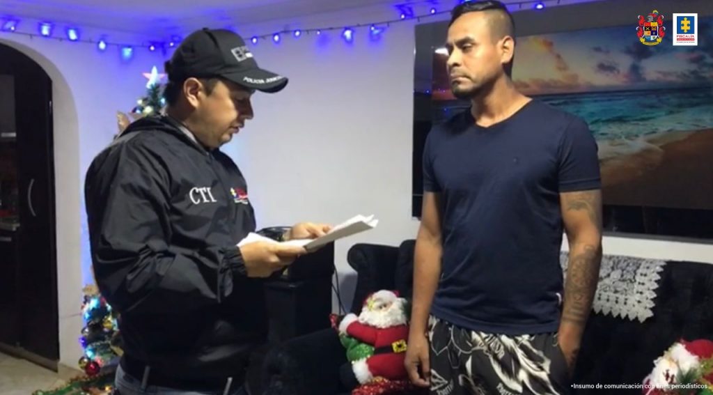 En la foto aparece el capturado cuando un funcionario del CTI le está leyendo los derechos del