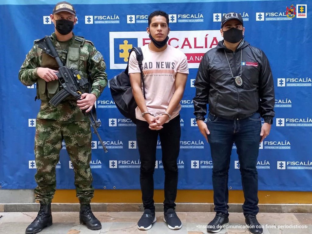 En la imagen se aprecia al condenado custodiado por un servidor de CTI y un miembro del Ejército Nacional.