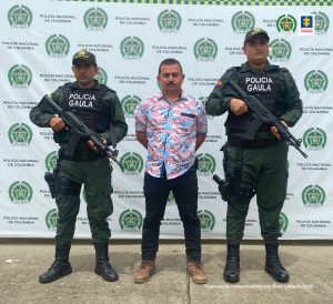 En la imagen se aprecia al detenido en custodia por parte de dos agentes de la Policía Nacional. 