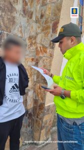 En la imagen está un servidor de la Policía Nacional leyendo los derechos del capturado al presunto victimario