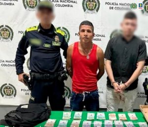 Uniformados de la Policía Nacional custodian a los capturados implicados en un hurto a una entidad bancaria.