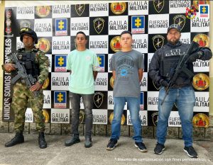 En la imagen están los dos procesados con un servidor de CTI y otro del Ejército Nacional.
