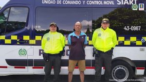 Uno de los capturados aparece de espalda a la cámara con sus manos esposadas, el otro está de frente y ambos en medio de dos uniformados de la policía nacional.