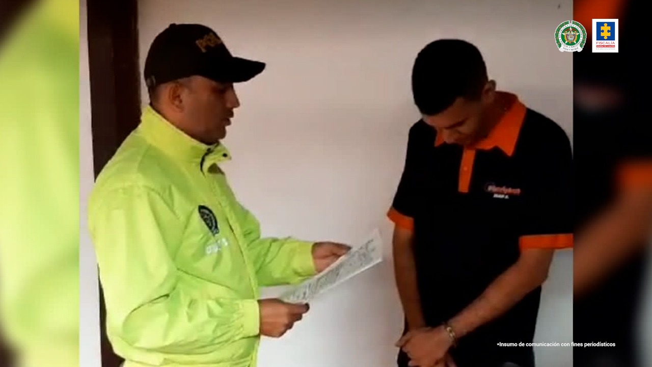 En la imagen se aprecia al capturado custodiado por un policía.
