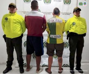 En la foto se aprecia a los hoy asegurados de espaldas siendo custodiados por miembros de la Policía Nacional.