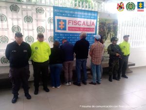 se aprecia a los capturados siendo custodiados por miembros del CTI y Ejército .
