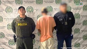 El hombre capturado por miembros del CTI de la Fiscalía, aparece en una vía pública y posteriormente con la policía.