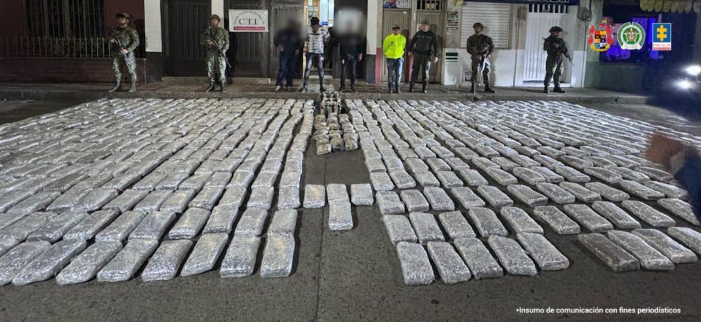 En la foto está Kevin Arnulfo Palomino acompañado por funcionarios del CTI y militares del Batallón San Mateo y al frente extendidos en el piso 655 paquetes con marihuana.
