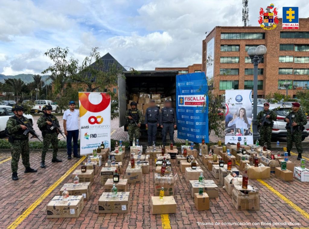 En la fotografía se observan varios funcionarios de las entidades que adelantaron las diligencias de allanamiento y registro y los elementos incautados.