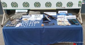 En la foto se aprecia en una mesa estupefacientes, armas, dinero, celulares, que fueron incautados en los allanamientos realizados en Landázuri, Santander.