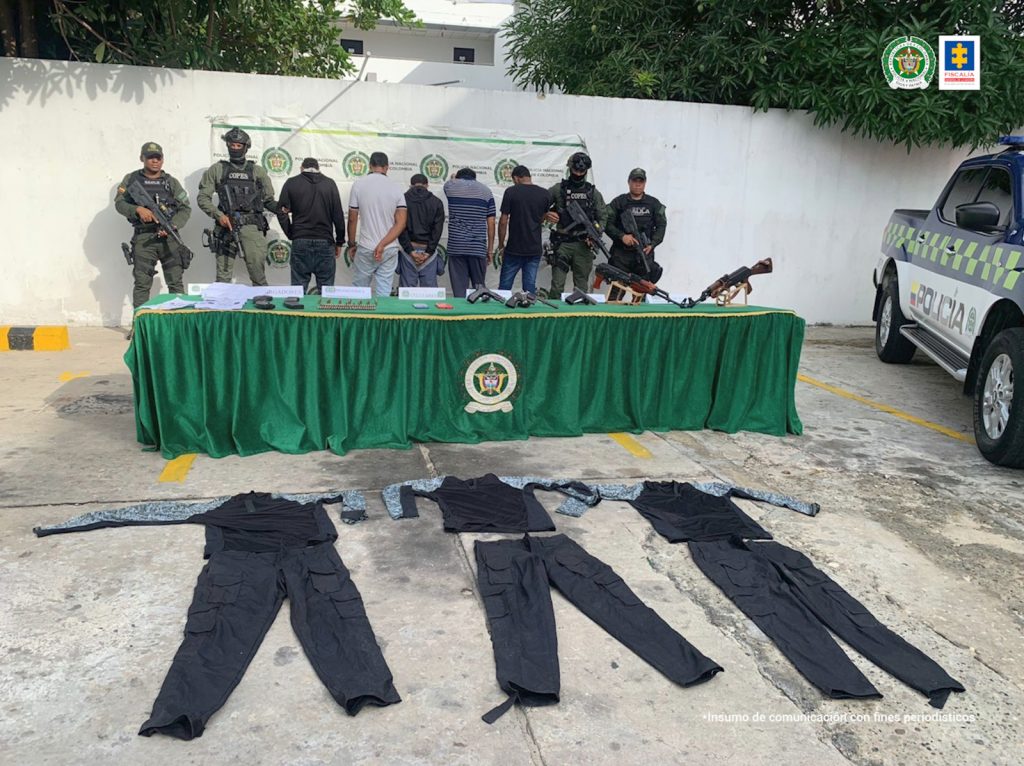 Uniformados del Gaula de la Policía Nacional custodian a los procesados quienes fueron capturados en diligencias de allanamiento y registro realizada a un inmueble en Barranquilla.
