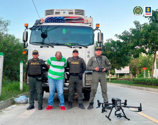  En la imagen está el camión que logró recuperar la Policía. Se encuentra el procesado en compañía de tres uniformados de la Policía Nacional. 