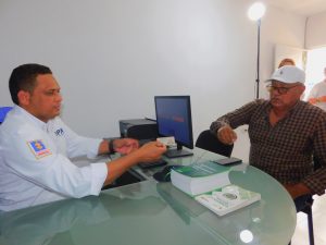 Gestor del PAF atendiendo al primer usuario que visita la sede.