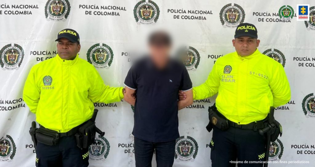 En la imagen está el hombre de 56 años presunto autor del delito de actos sexuales con menor de 14 años. Lo acompañan dos efectivos de la Policía Nacional.