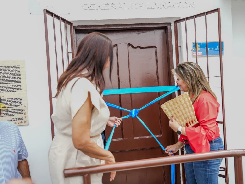 En las imágenes aparece la fiscal general, Luz Adriana Camargo, de blusa roja y jean, inaugurando un CAF de la Fiscalía. En otra de ellas la Fiscal General está rodeada de los asistentes.