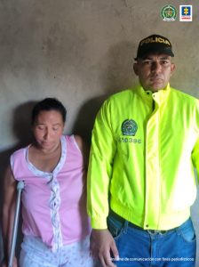 En la fotografía aparece una mujer capturada, acompañada de un uniformado de la Policía.