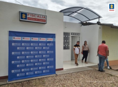En la fotografía se aprecia el equipo de trabajo de la Fiscalía de la Seccional Arauca junto a funcionarios de la Alcaldía y un uniformado de la Policía Nacional, detrás de ellos se observa el banner de la Fiscalía General de la Nación