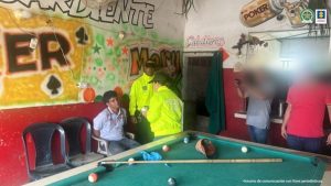 Se visualiza al capturado al momento de su captura por dos uniformados de la Policía Nacional.