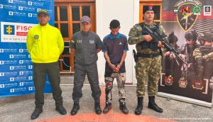 En la imagen se ve una persona detenida entre tres uniformados del CTI, la Policía y el Gaula Militar. 