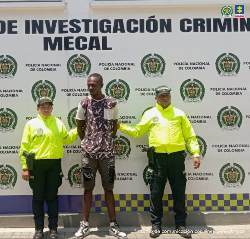 En la fotografía aparecen los seis capturados junto a uniformados de la Policía Nacional