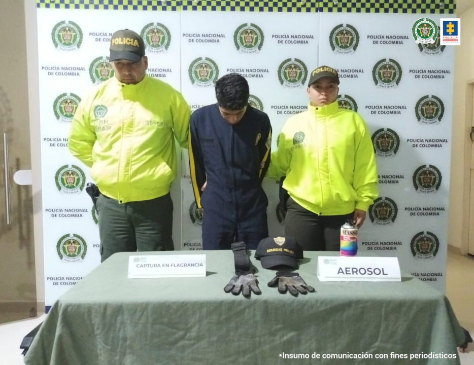 En la foto se aprecia al asegurado siendo custodiado por dos miembros de la Policía Nacional.