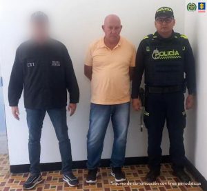 El imputado se encuentra en custodia por un servidor del Cuerpo Técnico de Investigación CTI y un uniformado de la Policía Nacional.