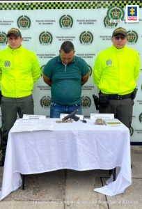en la foto se aprecia a miembros de la Policía Nacional custodiando al hoy asegurado. 