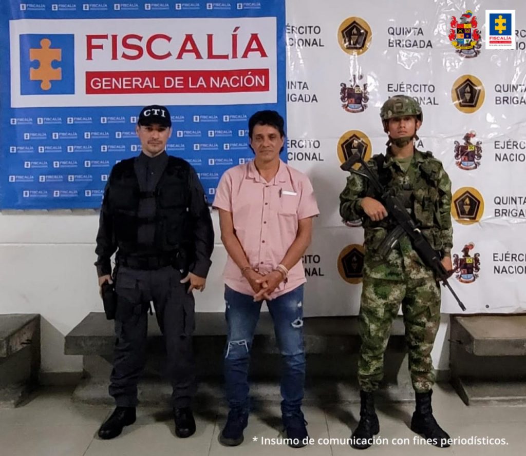 en la foto se aprecia un funcionario del CTI y un soldado del Ejército custodiando al hoy condenado. 