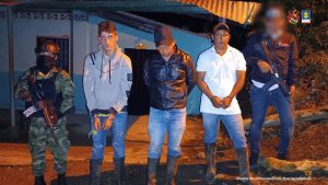 Los imputados se encuentran en custodia por dos uniformados del Gaula del Ejército Nacional y Cuerpo Técnico de Investigación CTI.