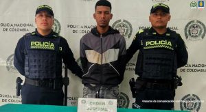 En la fotografías se encuentras tres personas, dos uniformados de la Policía Nacional y el capturado.