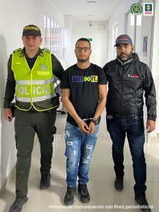En la fotografía aparece un hombre capturado junto a un agente de la Policía Nacional y un funcionario del CTI.