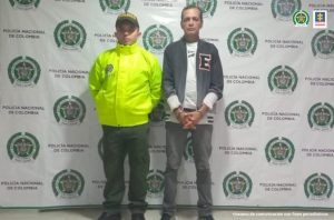 En la foto se aprecia al hoy condenado siendo custodiado por un miembro de la Policía Nacional.