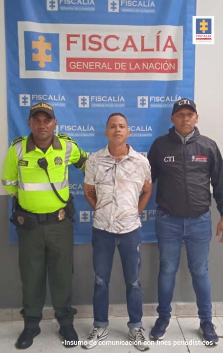 Observamos en la imagen al procesado en compañía de investigadores del Cuerpo Técnico de Investigación (CTI)