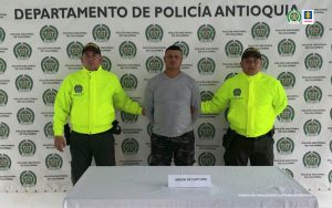  En la fotografía está el procesado y dos servidores de la Policía Nacional a los lados