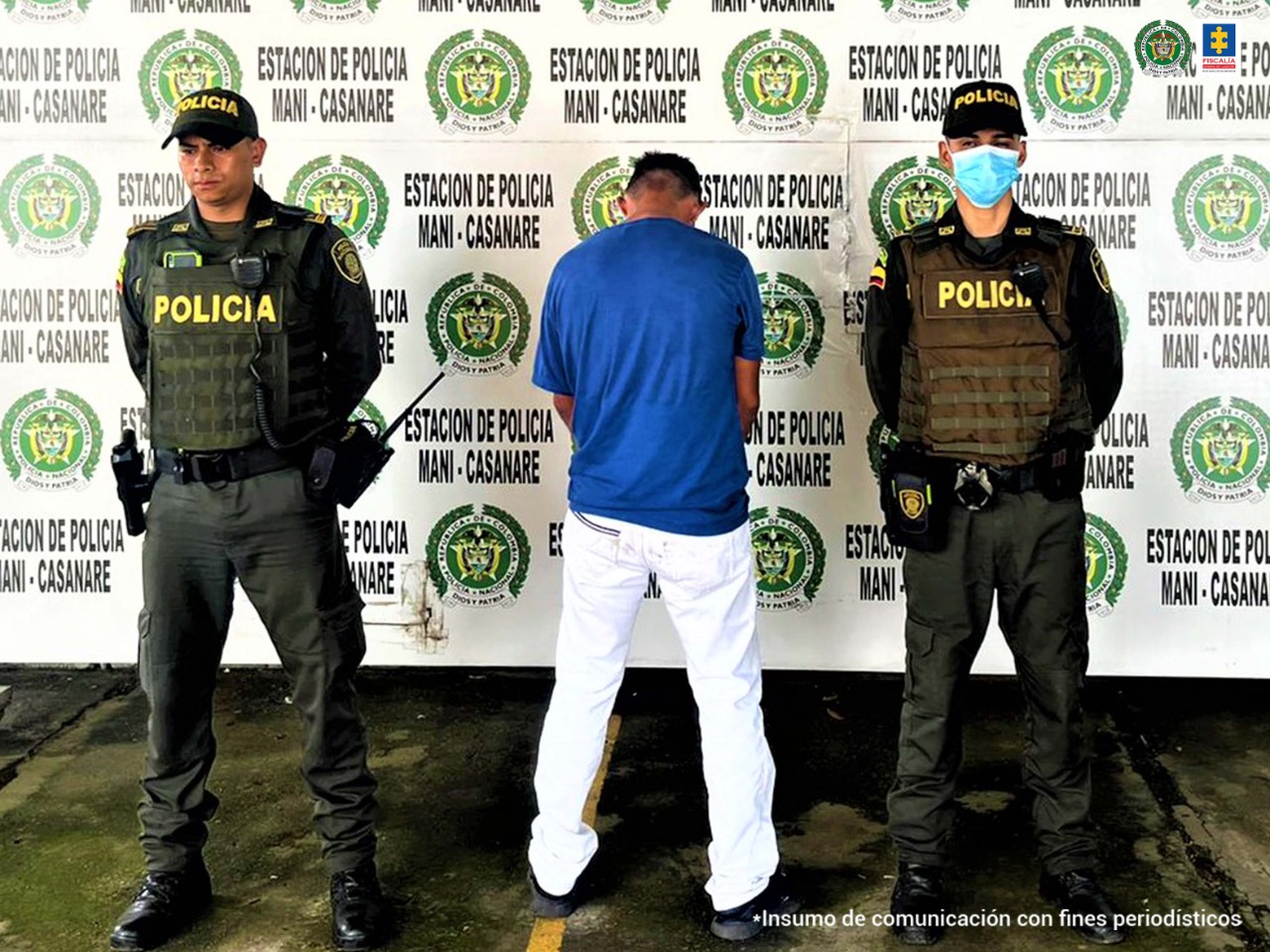 En la imagen el capturado está de espaldas y acompañado por dos unidades de la policía nacional.