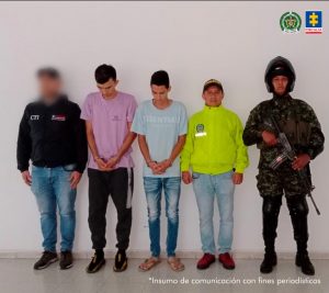 En la imagen se ven dos hombres detenidos bajo custodia de servidores del CTI, Ejército y Policía Nacional.