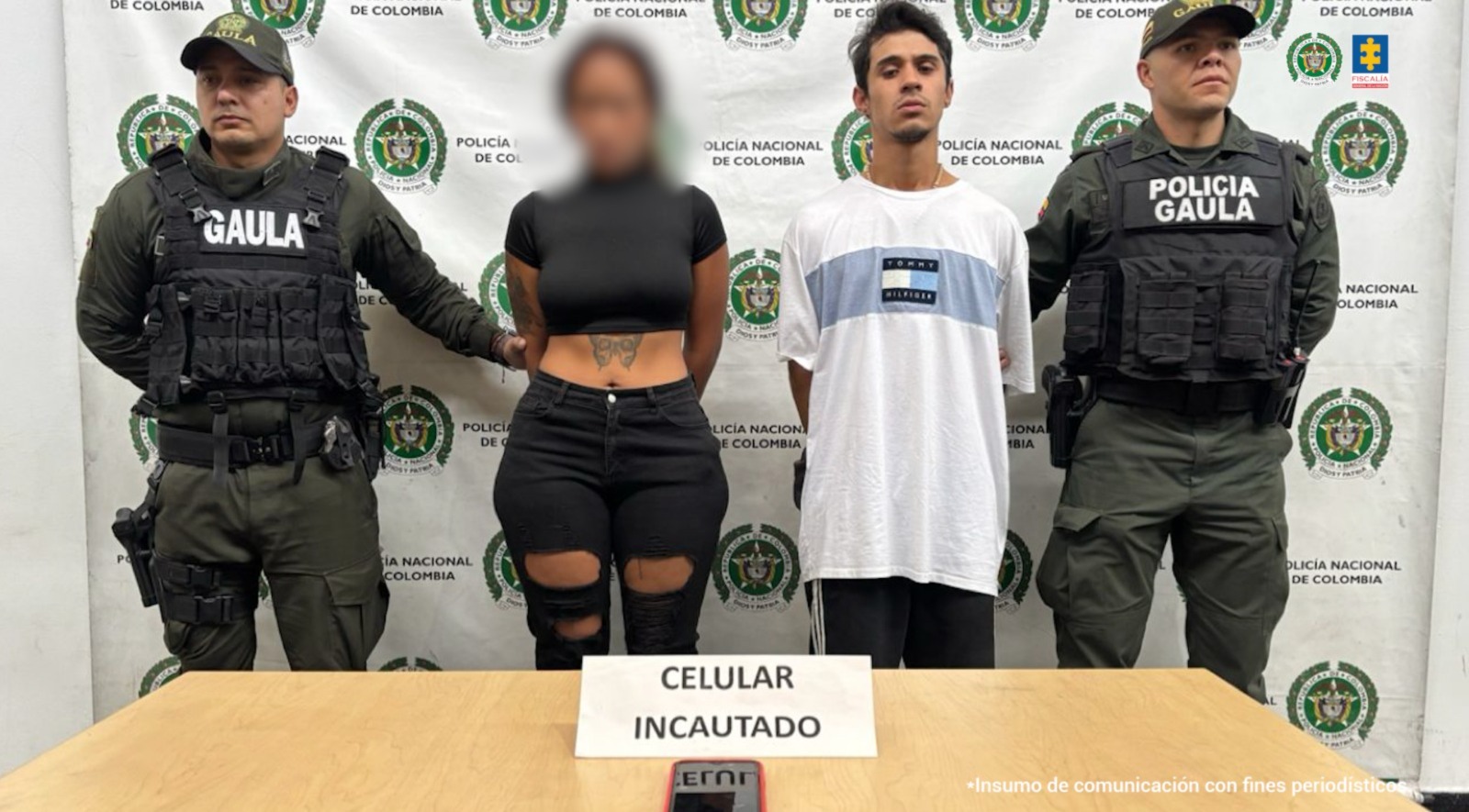 En la imagen está el hombre judicializado, la mujer con el rostro distorsionado y dos servidores del gaula de la Policía Nacional