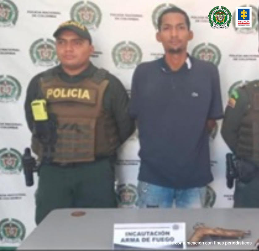 En la imagen se ve una persona capturada, junto a un policía. 