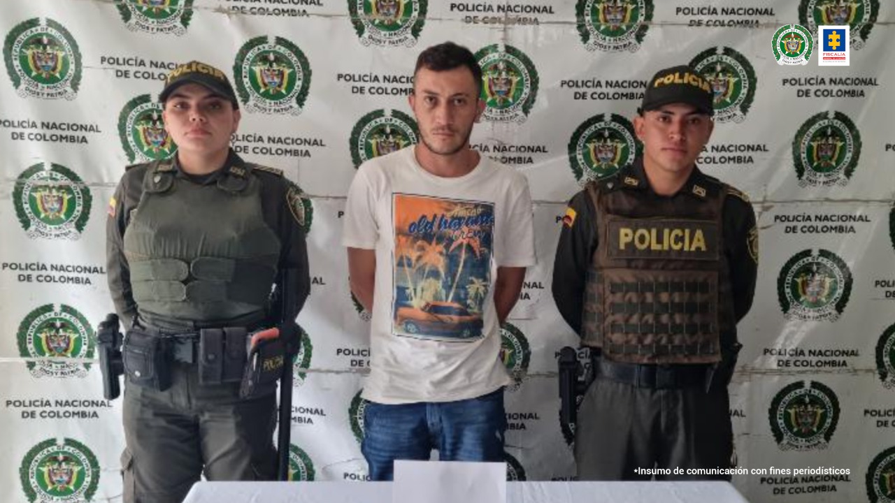 En la imagen está el procesados con dos Policías a sus lados 