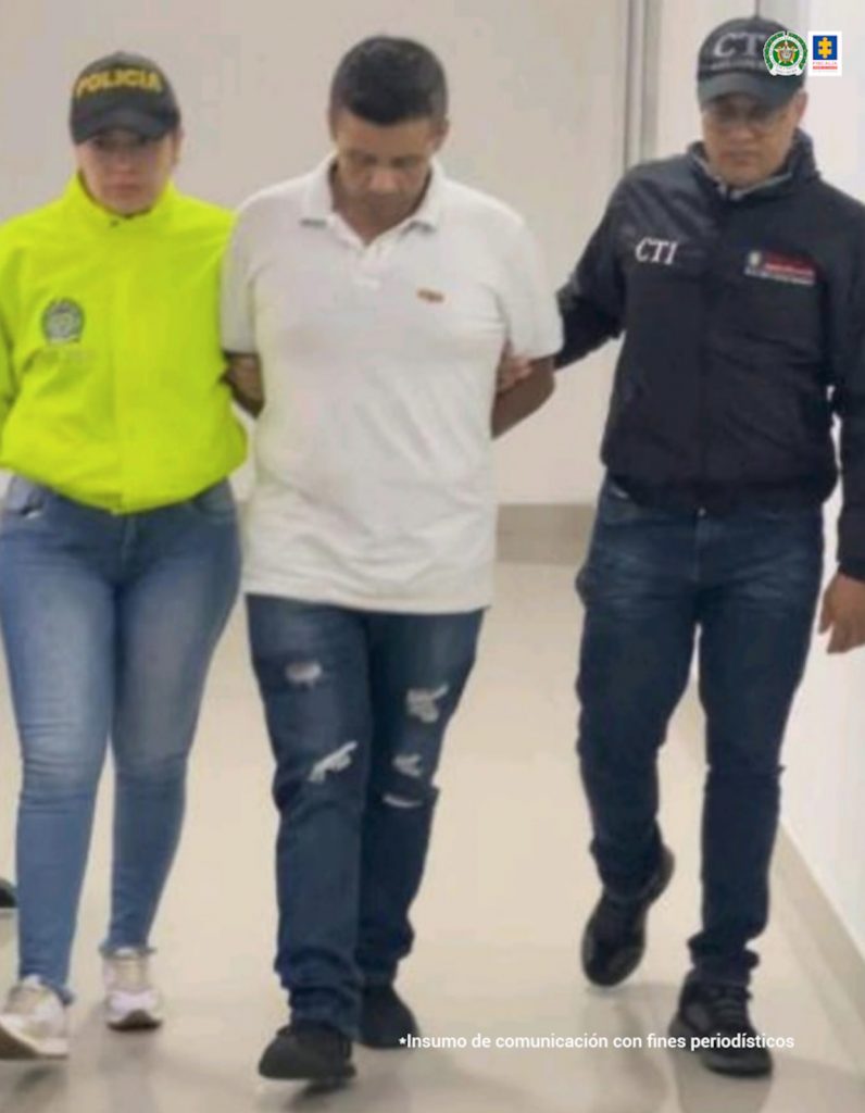En la fotografía aparece en acción de caminata y con los brazos atrás Jeison Stiver Pantoja Tamayo. Viste camiseta de manga corta color blanca, jean azul desgastado y zapatos negros. Al lado izquierdo de él hay un servidor del CTI de la Fiscalía. Al lado derecho hay una uniformada de la Policía Nacional.