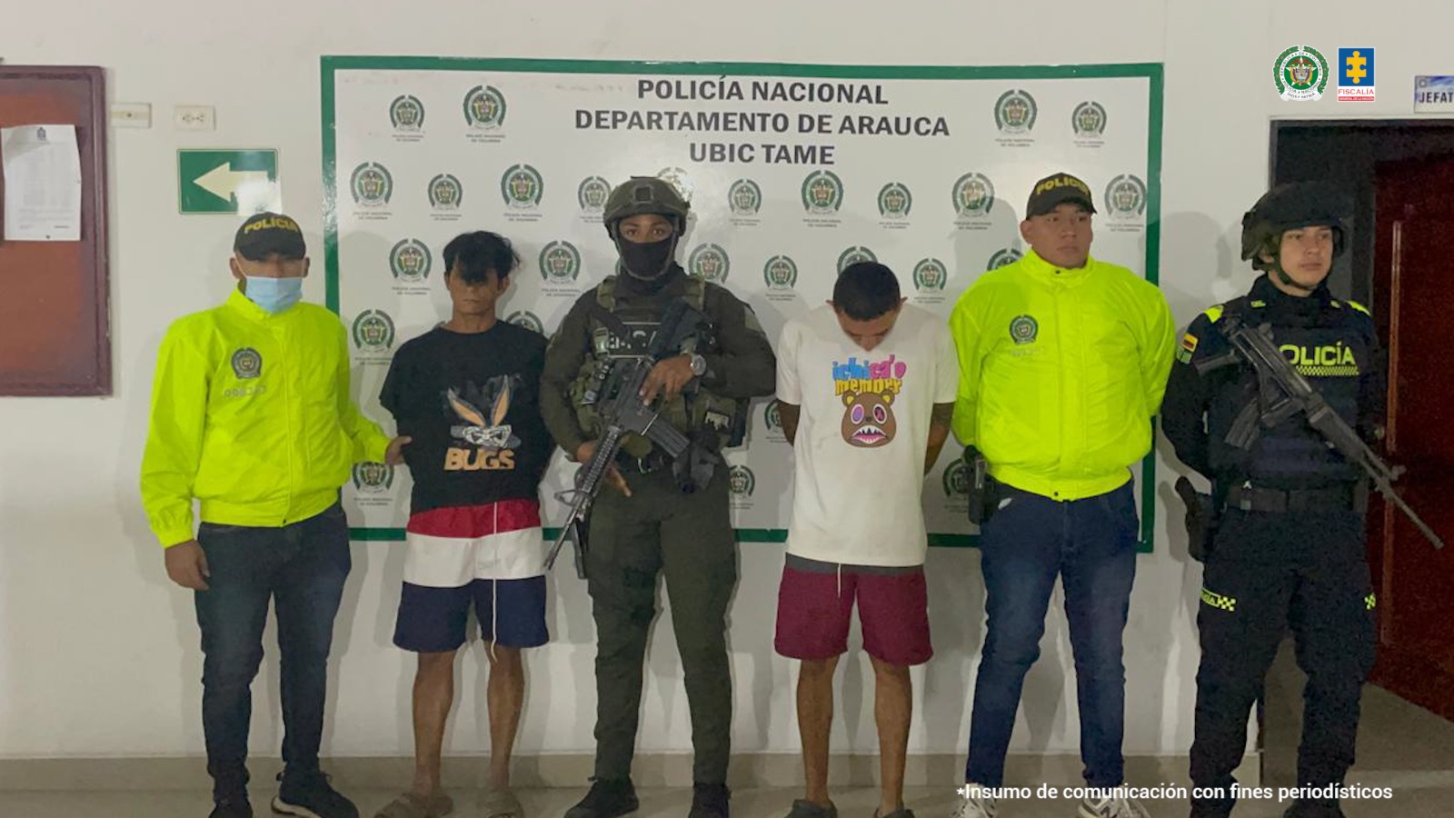 Se visualiza a los capturados junto a uniformados de la Policía Nacional. Detrás de ellos el banner que identifica la Policía Nacional en Arauca.