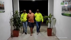 En la fotografía aparece una persona capturada, acompañado de dos uniformados de la Policía Nacional.