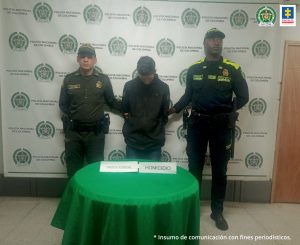  En la imagen está el procesado custodiado por dos servidores de la Policía Nacional