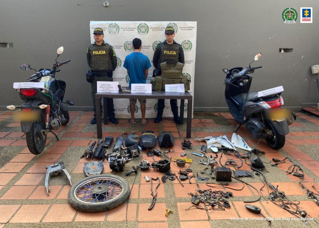 En la fotografía aparecen capturados junto a personal de Fiscalía y Policía Nacional. En la parte posterior de la imagen se ven banners de Policía Nacional y la Fiscalía General de la Nación.