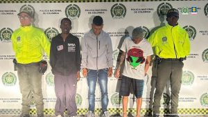 En la fotografía se aprecia de pie a Jhon Warner Rodríguez Londoño, Cristian Andrés Rivera Betancourt y José Wilmer Ruiz Rodríguez. Uno viste buso negro con estampado de la bandera de los Estados Unidos en la parte superior del lado derecho de su pecho y al izquierdo la palabra ‘NASA’; pantalón de sudadera gris y tenis blancos. Otro viste chaqueta de sudadera gris, jean azul desgastado y tenis grises. Un tercero con tatuajes en sus brazos, viste camiseta blanca de manga corta con estampado de la cara de un comic; bermuda verde con rayas negras horizontales y pantuflas. A los extremos de ellos hay uniformados de la Policía Nacional. Detrás de ellos hay un pendón institucional de la Policía.