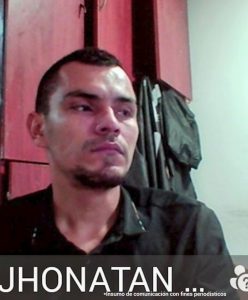 En la imagen aparece el capturado en primer plano en su judicialización. Además el nombre Jhonatan.