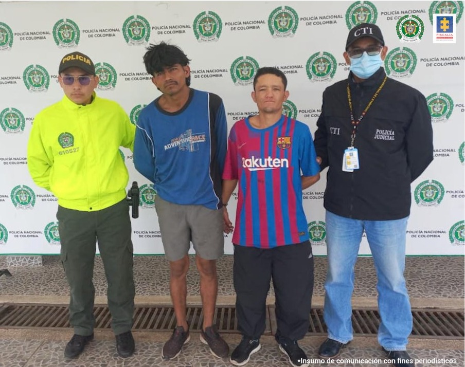 En la foto aparecen de pie y con los brazos atrás, Jhonny Andrés Bravo Camacho, alias ‘Sombra’; y Erwin Alexánder Anaconas Acevedo, alias ‘Chiki’. Uno de ellos vista buzo azul con negro y pantaloneta gris y zapatos oscuros. El otro viste camiseta de manga corta con rayas verticales rojas y azules, así como pantalón largo oscuro y tenis oscuros. Al lado derecho de ellos hay un uniformado de la Policía Nacional y a su izquierda hay un servidor del CTI de la Fiscalía. Detrás de ellos hay un pendón institucional de la Policía.