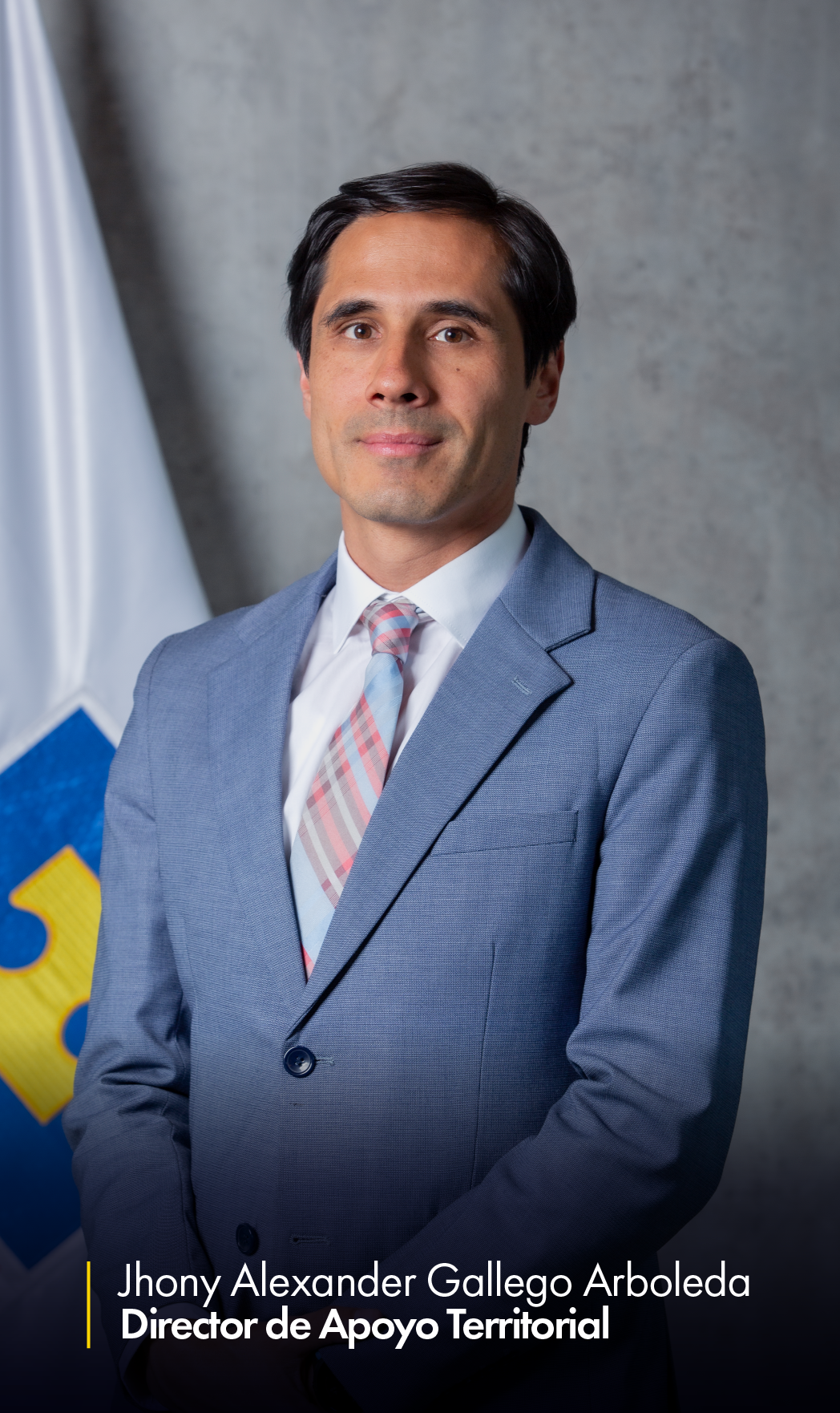 En la imagen aparece Jhony Alexander Gallego Arboleda, director de Apoyo Territorial, en una imagen de medio cuerpo. Al fondo aparece parcialmente una bandera de la Fiscalía.