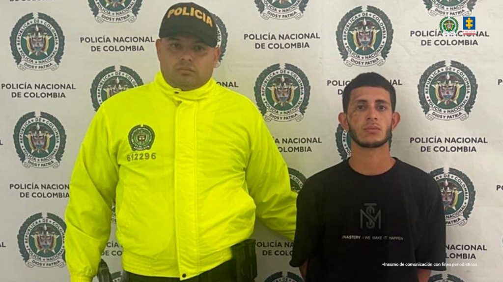 En la foto está el procesado con un servidor de la Policía Nacional al lado