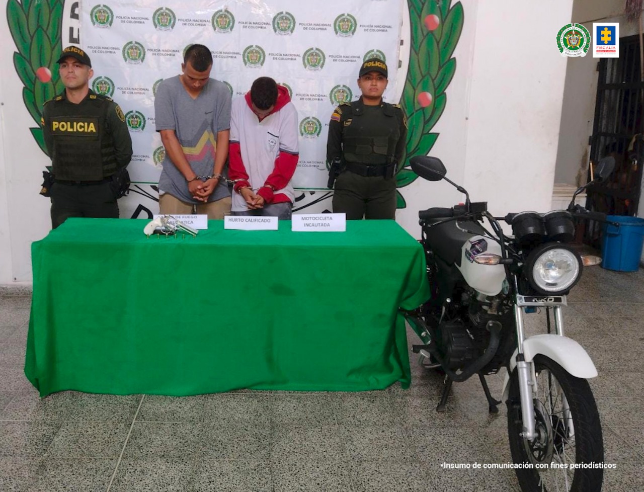 En la foto se aprecia a los capturados siendo custodiados por la Policía.